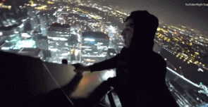 Đôi bạn liều mạng quay video trên nóc tòa nhà cao 235 m