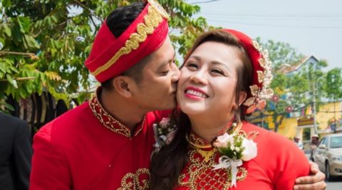 Hoàng Anh hôn vợ Việt kiều trong lễ cưới ở quê