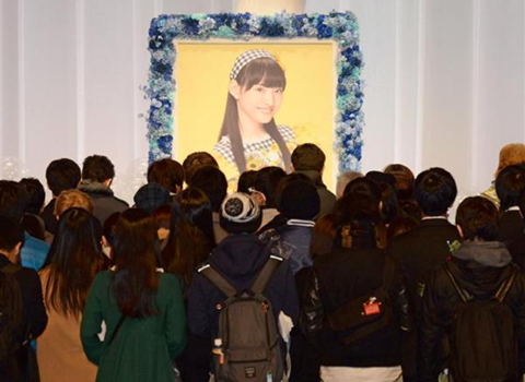 Hàng dài người đưa tang sao nữ Nhật ra đi ở tuổi 18