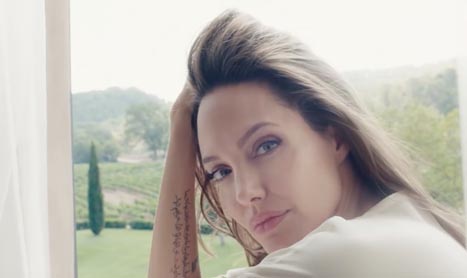 Angelina Jolie vẫn quyến rũ và ngọt ngào sau khủng hoảng