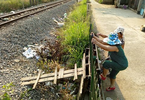Chế thang vượt hành lang đường sắt nguy hiểm ở Đồng Nai