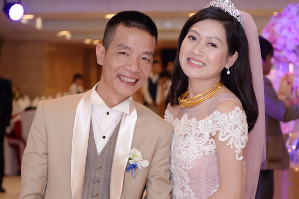 Nhạc sĩ Nguyễn Vĩnh Tiến và vợ 9X rạng rỡ trong tiệc cưới