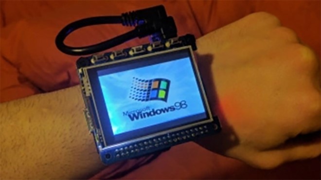 Hacker biến máy tính thu nhỏ thành smartwatch chạy Windows 98