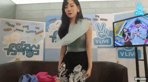 Taeyeon (SNSD) lúng túng vì bị tốc váy trên truyền hình