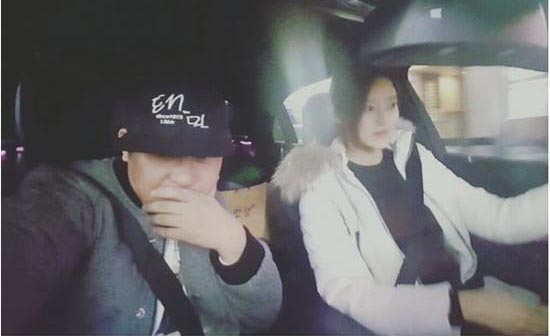 Ca sĩ Hàn bị chỉ trích vì để vợ lái xe khi đang mang thai