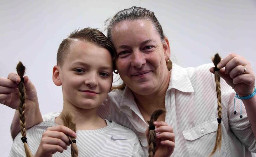 Cậu bé dành 5 năm nuôi tóc tặng mẹ ung thư