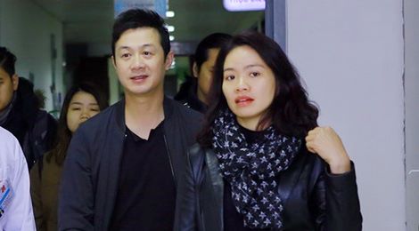 MC Anh Tuấn và vợ Trần Lập tặng 220 triệu đồng cho bệnh nhân ung thư