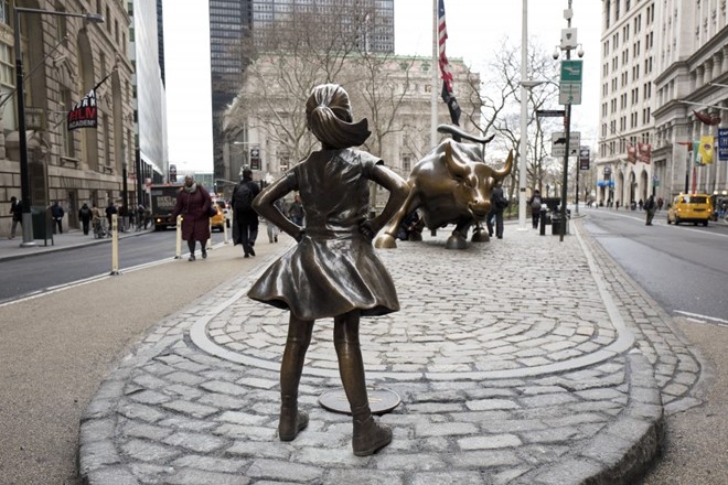 Người Mỹ phấn khích với bức tượng "Cô bé can đảm" trên phố Wall