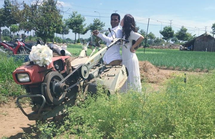 Nguyệt Ánh và chồng Ấn Độ dùng xe công nông chụp ảnh cưới