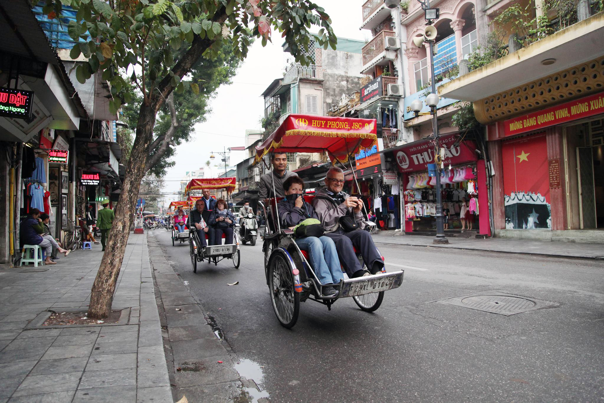 Phố phường Hà Nội khác thường ngày đầu làm đẹp vỉa hè
