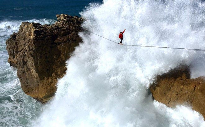4 chàng trai liều mạng đi thăng bằng trên dây giữa đại dương