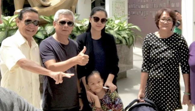 Phạm Quỳnh Anh được chồng và bố mẹ đón khi xuất viện sau sinh