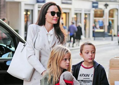 Angelina Jolie đưa các con đi nhà sách ở Anh