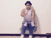 Cậu bé 7 tuổi nổi tiếng thế giới với điệu nhảy "lắc mỡ"