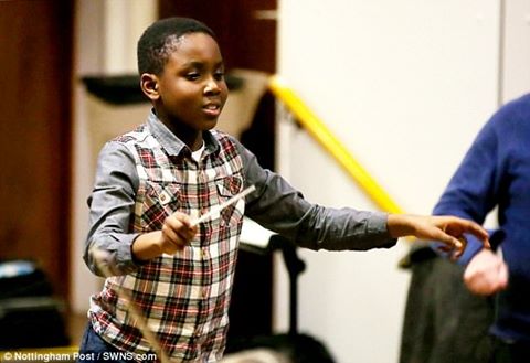 Cậu bé 11 tuổi trở thành nhạc trưởng trẻ nhất thế giới
