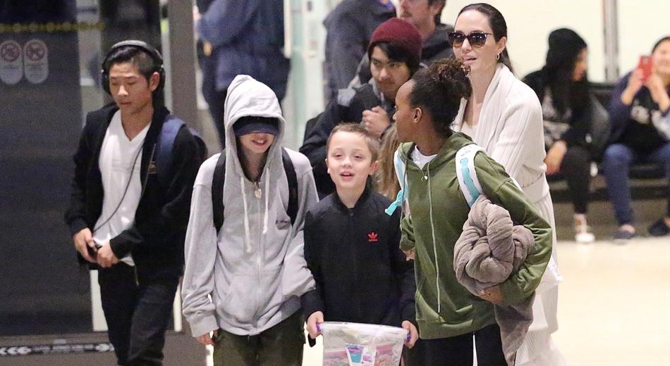 Sau chuyến công du, Angelina Jolie cùng 6 con trở về nhà