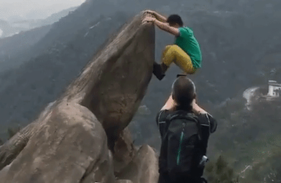 Mải tạo dáng chụp ảnh mạo hiểm, chàng trai trượt tay rơi xuống vách đá