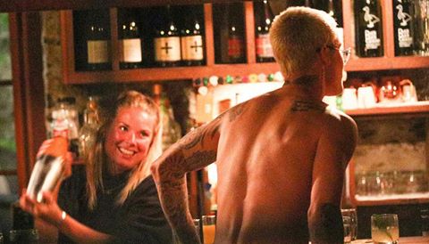 Justin Bieber bất ngờ khoả thân trong quán bar