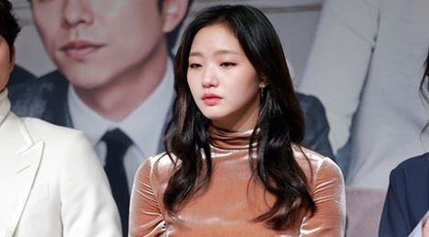 Kiều nữ "Goblin" Kim Go Eun chia tay bạn trai hơn 17 tuổi