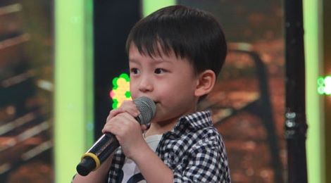 Bé 4 tuổi khiến khán giả thích thú khi hát bolero
