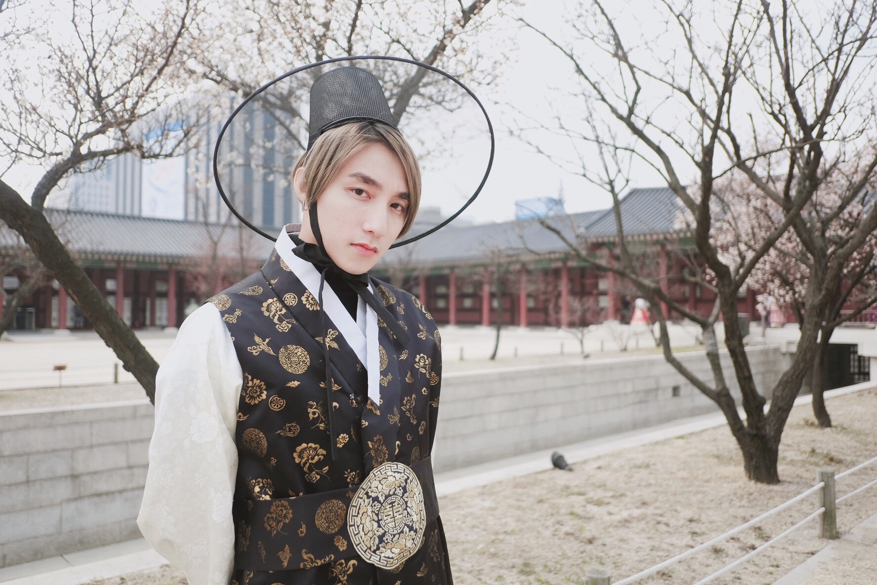 Sơn Tùng M-TP khác lạ khi diện trang phục truyền thống Hàn Quốc
