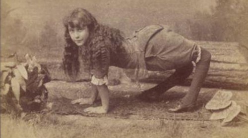 "Cô gái lạc đà" đi bằng 4 chân trong lịch sử loài người