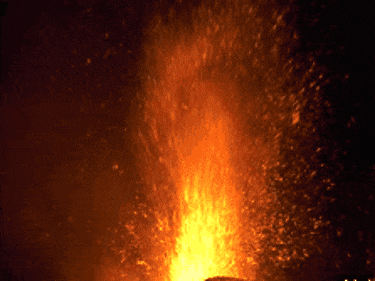 Núi lửa lớn nhất châu Âu phun trào dòng dung nham đỏ rực