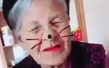 Bà ngoại 97 tuổi lấy quần lau mặt khi quay video xì tin cùng cháu gái
