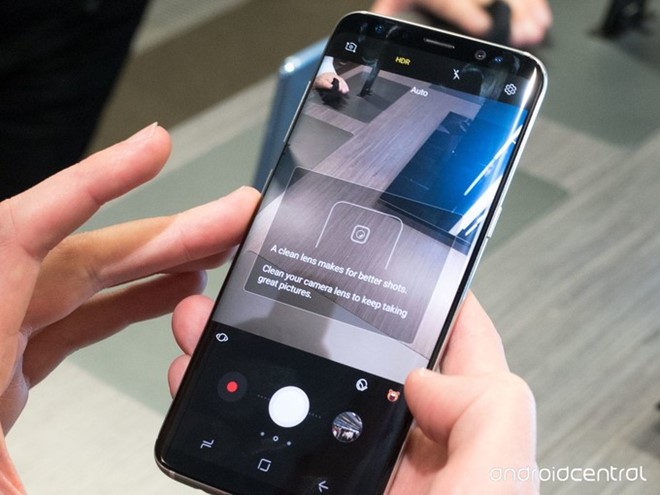 Camera Galaxy S8 tự nhắc người dùng làm sạch ống kính