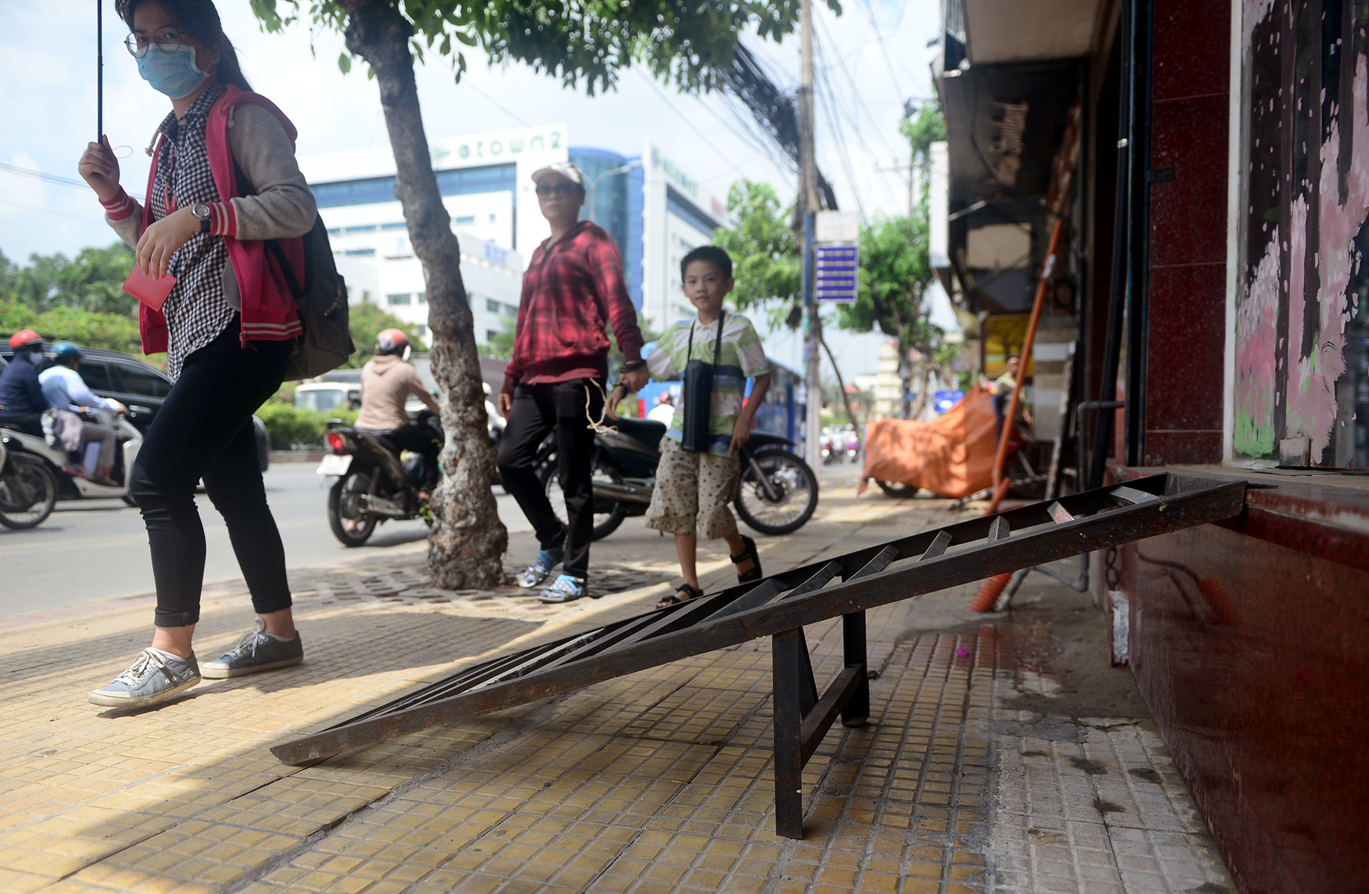 Cầu dắt xe bành trướng trên vỉa hè Sài Gòn