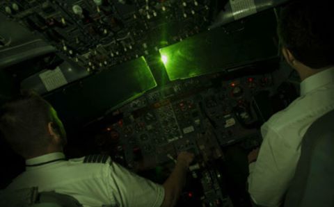 Máy bay nước ngoài bị chiếu laser khi hạ cánh xuống Nội Bài
