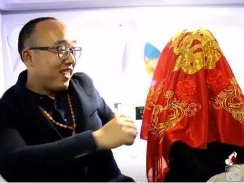 Chàng trai Trung Quốc kết hôn với robot vì quá ế