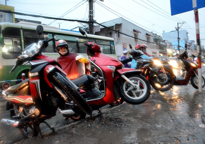 Mưa trái mùa lại gây ngập, xe chết máy hàng loạt ở Sài Gòn