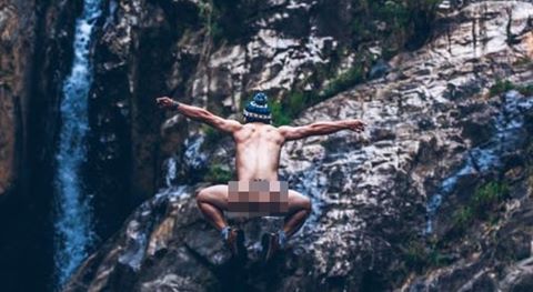 Rapper Tiến Đạt đăng ảnh nude giữa rừng trên trang cá nhân