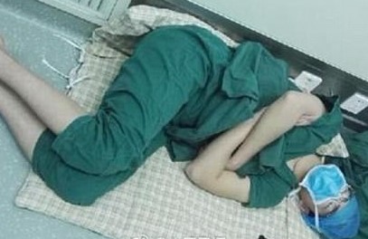 Ảnh bác sĩ ngủ trên sàn sau 28 tiếng làm việc gây xúc động