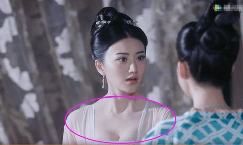Phim có nhiều cảnh khoe ngực của Cảnh Điềm bị hắt hủi ở Trung Quốc