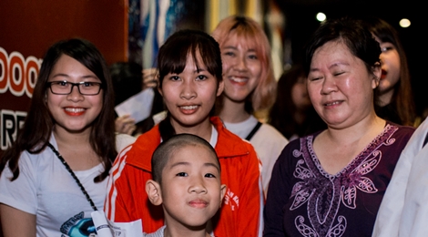 Fan xếp hàng chật cứng chờ mua album của Sơn Tùng M-TP tại Hà Nội