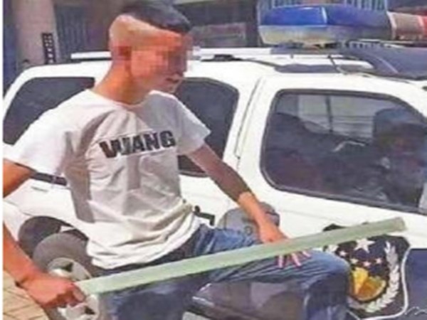 MC Trung Quốc bị bắt khi tung clip phá xe cảnh sát để gây chú ý