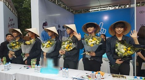 Fan Việt xếp hàng chờ tặng quà sinh nhật cho thần tượng Hàn
