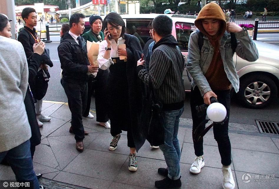 Ảnh hậu Trung Quốc bị truyền thông bao vây sau khi lộ clip ngoại tình