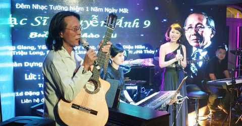 Con trai nhạc sĩ Nguyễn Ánh 9 biểu diễn với đàn guitar 6.000 USD
