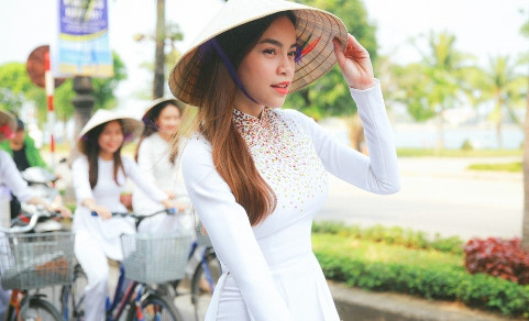 Hồ Ngọc Hà đạp xe cùng 50 nữ sinh giữa trưa nắng ở Quảng Bình