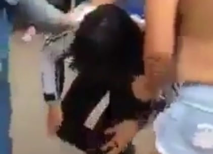 Phát tán clip nữ sinh lớp 11 bị ba phụ nữ đánh trước cổng trường