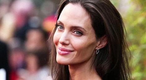 Angelina Jolie mở tiệc mừng ly hôn