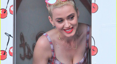 Katy Perry mặc gợi cảm phát bánh ngọt để quảng bá đĩa đơn