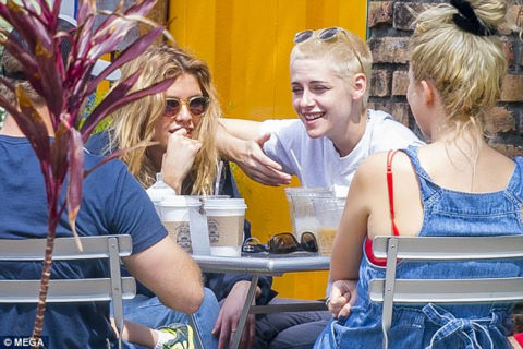 Kristen Stewart vui cười bên bạn gái đồng tính