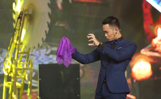 Các quán quân Cười xuyên Việt làm ảo thuật trên sân khấu