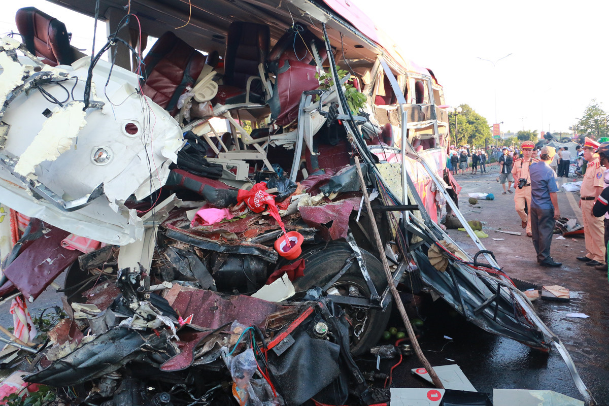 12 người chết, 33 người bị thương sau khi ôtô tải đối đầu xe khách