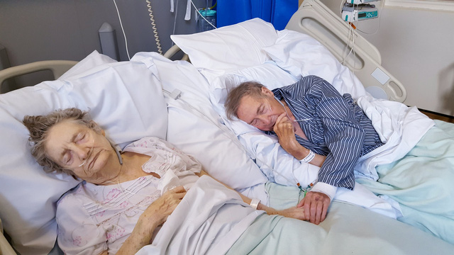 Cảm động cụ ông 90 bên giường bệnh của vợ: Nắm chặt tay nhau những ngày cuối đời