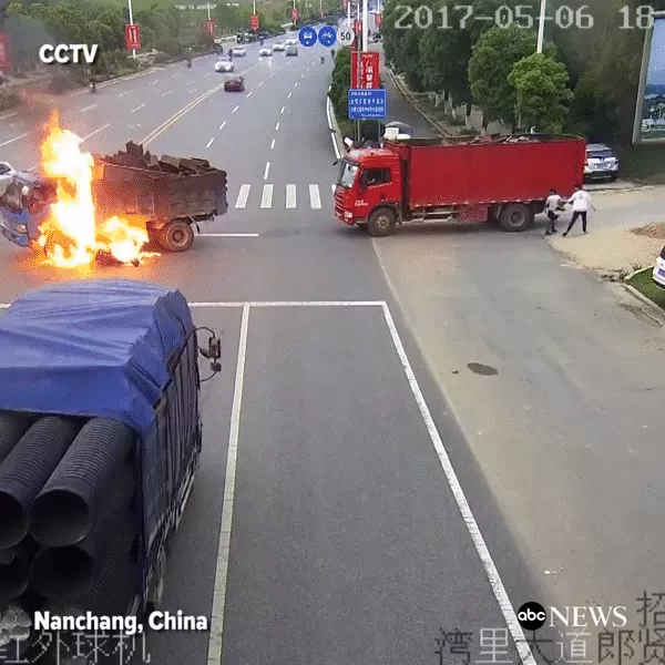 Khoảnh khắc người đàn ông thành "đuốc sống" sau va chạm với xe tải